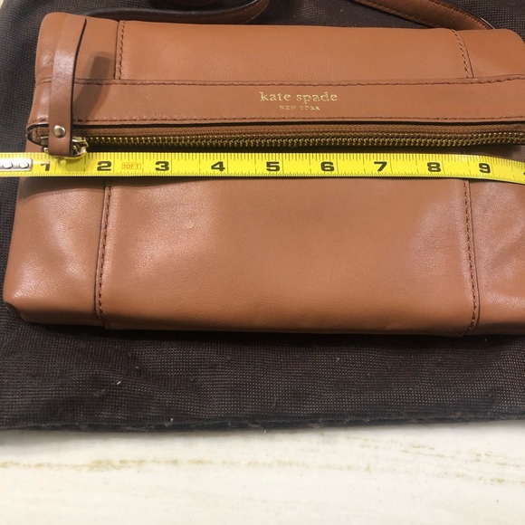 KATE SPADE Tan foldover crossbody bag., strap is 22 inches. Dust bag included. - Picture 6 of 8